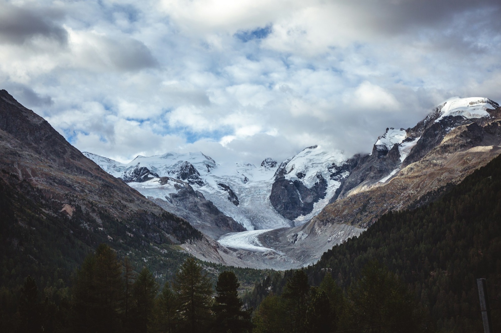 Glacier alpin sous un ciel nuageux